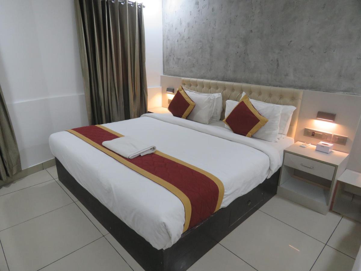 Hotel Reegate Inn Near South Railway Station Kochi Exteriör bild